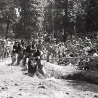 BS1417-tug-of-war_1977138.jpg