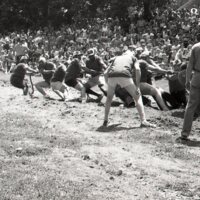 BS1314-tug-of-war_1976035.jpg