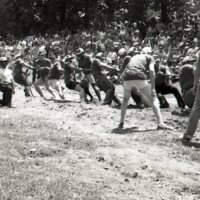 BS1315-tug-of-war_1976036.jpg