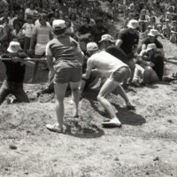 BS1316-tug-of-war_1976037.jpg