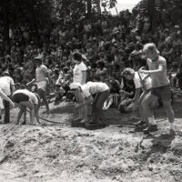 BS1304-tug-of-war_1976025.jpg