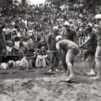 BS1332-tug-of-war_1976053.jpg