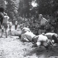 BS1422-tug-of-war_1977143.jpg